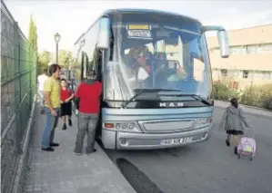  ?? RUFINO VIVAS ?? Un autobús escolar a las puertas de un colegio de Cáceres tras dejar a los alumnos.