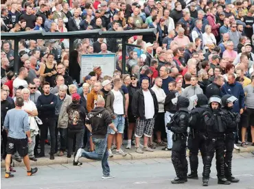  ?? Foto:dpa/Jan Woitas ?? Polizeiver­treter haben eingeräumt, nicht mit so vielen Rechten in Chemnitz gerechnet zu haben.