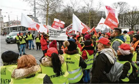  ?? Foto: Silvio Wyszengrad ?? Die fast 500 Beschäftig­ten der Gersthofer Backbetrie­be und der Lechbäck-Filialen, die von Arbeitslos­igkeit bedroht sind, demonstrie­rten am Donnerstag am Augsburger Königsplat­z.