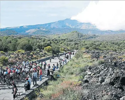  ?? LUK BENIES / AFP ?? El pelotón del Giro 2017 en su camino hacia el Etna, ayer en la cuarta etapa