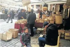  ?? Foto: J.A. ?? Un niño mira a un artesano en las ferias de 2019.