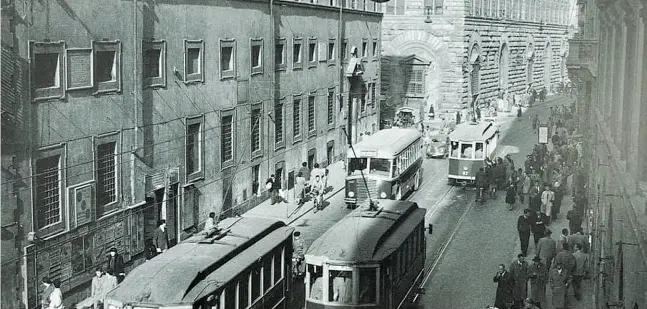  ??  ?? Anni 50, via Martelli con i vecchi tram (dal libro di Giulio Torrini «Firenze, immagino 1944-1994»)