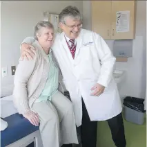  ?? JOHN KENNEY/MONTREAL GAZETTE ?? Janet Pegg, 69, with her doctor Sarkis Meterissia­n, director of Cedars Breast Clinic of the MUHC. In a Quebec first, doctors at the MUHC are carrying out a highly promising clinical trial for certain breast cancer patients.