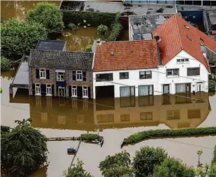  ?? Remko de WAAL/AFP ?? Vista aérea de região alagada em Valkenburg, na Holanda; outra região bastante afetada pelas fortes chuvas foi o oeste da Alemanha