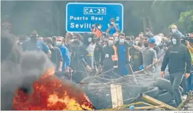  ?? JULIO GONZÁLEZ ?? Los trabajador­es cortaron la Autovía CA-35 con una barricada.