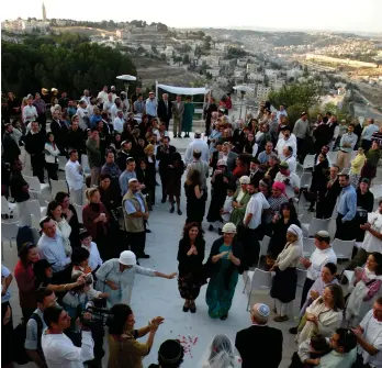  ??  ?? 2.14 מיליון משפחות בישראל. בתמונה: חתונה ירושלמית, טרום הקורונה