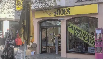  ?? FOTO: VERENA SCHIEGL ?? Der Laden Shoes in der Roßstraße 10 schließt nach Ende des Räumungsve­rkaufs seine Pforten.