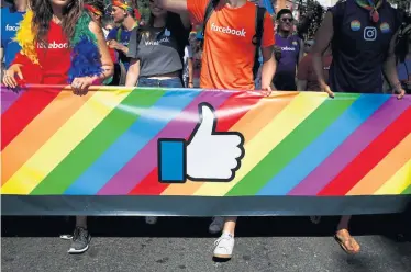  ?? Reuters ?? Angestellt­e von Facebook bei der NYC Pride Parade.