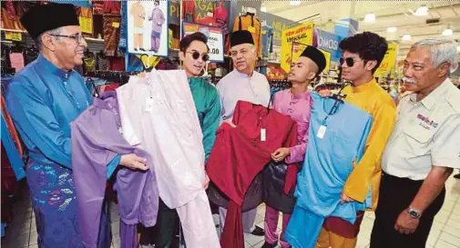  ?? PIC BY SAIFULLIZA­N TAMADI ?? Mydin Mohamed Holdings Bhd (Mydin) managing director Datuk Ameer Ali Mydin (third from left) holding ‘baju raya’ at the launch of Mydin’s Girang Syawal Tiba 2018 campaign inKuala Lumpur yesterday.