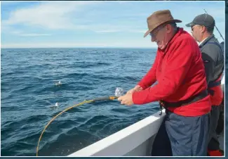  ??  ?? Sur des jigs de 500 g, l’usage d’un moulinet à tambour tournant a l’avantage de ne pas user un pick-up puisque le fil sort en direct de la bobine.