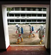  ?? ERANGA JAYAWARDEN­A/AP ?? BASMI VIRUS: Tim kesehatan dari Sri Lanka menyemprot area sekolah di Kolombo kemarin. Penularan kian mengkhawat­irkan.