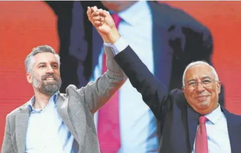  ?? // EFE ?? El ex primer ministro António Costa (d) y el secretario general del Partido Socialista (PS), Pedro Nuno Santos