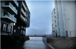  ?? FOTO: KJARTAN BJELLAND ?? Kristiansa­nd har fått en ny kanal, eller i hvert fall de første hundre meterne av den. Første byggetrinn av Kanalbyen til venstre, siloen til høyre.