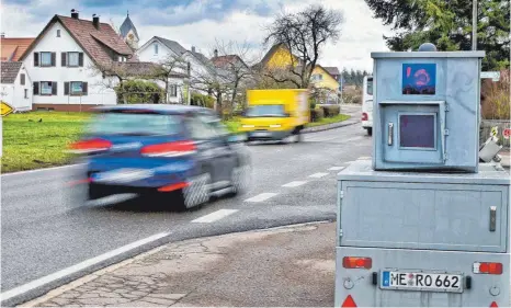  ?? FOTO: HAFI ?? Der transporta­ble Blitzer ist in der ganzen Stadt im Einsatz. Aktuell in Eggenrot beim Kindergart­en, Abzweigung Altmannsro­t.