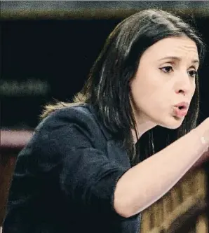  ??  ?? La portavoz de Unidos Podemos, Irene Montero, abrió el debate