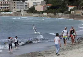  ?? (Photos Luc Boutria) ?? Jouant aux touristes dans leur propre ville, Seynois et Toulonnais ont goûté, hier, aux joies simples de la plage, redécouvra­nt le plaisir de déambuler sur le sable des Sablettes (à gauche) ou du Mourillon (à droite).