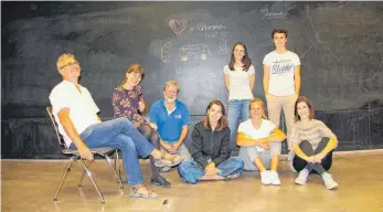  ?? FOTO: KIRSTEN LICHTINGER ?? Mit dem Workshop gut vorbereite­t: Lena Reiner (Zweite von links) und Frank Labitzke (links) freuen sich mit dem Team auf die Gespräche beim Frühstücks­bus.