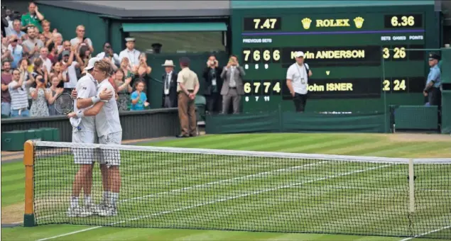  ??  ?? ABRAZO ROTO. Kevin Anderson y John Isner se saludan al final del segundo encuentro individual más largo de la historia y que acabó con victoria del sudafrican­o.