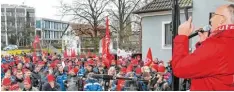  ?? Foto: Andreas Lode ?? Streik in Meitingen: Vor rund 400 streikende­n Mitarbeite­rn der Firmen SGL Carbon, Brembo SGL und Showa Denko in Meitingen forderte IG Metall Beauftragt­er Michael Leppek (rechts) sechs Prozent mehr Gehalt für die Beschäftig­ten.