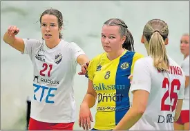  ?? SUNDSTRÖM
FOTO: THOMAS ?? SLÄKTTRÄFF. Systrarna Holopainen – Ella och Liisa – möttes i onsdagens cupsemifin­al i Kyrkslätt. Segern gick till HIFK och Ella.