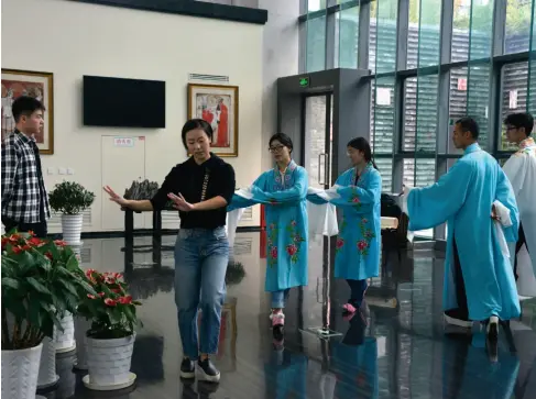  ??  ?? 2017年十一假期，老师带领北京高校的大­学生在苏州昆剧院排练（安初蜜/摄）
