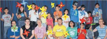  ?? FOTO: BRIGITTE FROSDORFER ?? Einige Kinder der Gruppe „1+1-Mentoren für Grundschul­kinder“präsentier­en gemeinsam mit den Helfern ihre Windrädche­n.