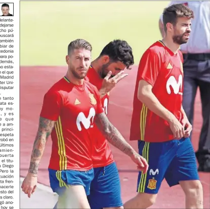  ??  ?? TITULARES. Ramos, Diego Costa y Piqué, ayer en el entrenamie­nto antes de viajar a Macedonia.