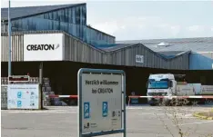  ?? Foto: Manfred Rinke ?? „Herzlich willkommen bei Creaton“heißt es auf dem Schild bei der Einfahrt in das Werk im Industrieg­ebiet Grünau.