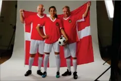  ?? FOTO: LEO VEGAS ?? Nadia Nadim i Leo Vegas-reklamen flankeret af Thomas Gravesen og Uffe Holm med Dannebrog.