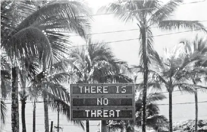  ?? REUTERS ?? Mensajes de “No hay amenaza” colocados en distintos puntos del archipiéla­go estadunide­nse.