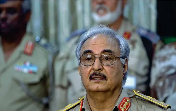  ??  ?? Il generale Khalifa Haftar durante una conferenza stampa ad Abyar. È stato nominato nel marzo del 2015 comandante dell’Esercito nazionale libico dal Parlamento di Tobruk (Reuters)