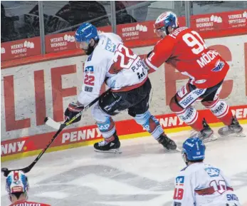  ?? FOTO: HEINZ WITTMANN ?? Matthias Plachta, der im Derby das 0:3 erzielte, ist hier am Puck. Den Wild Wings mit Marius Möchel (rechts) brachte es kein Glück, dass sie erstmals in dieser Saison in Rot aufliefen – ganz im Gegenteil.