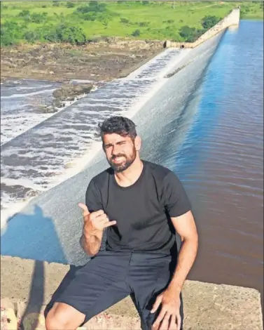  ??  ?? EN SU PUEBLO. Costa posa en Lagarto, su ciudad natal. Pasa las vacaciones en Brasil.