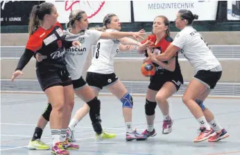  ?? FOTO: HKB ?? Nach der hohen 13:34-Heimnieder­lage gegen Nürtingen (Spielszene) wollen die Handballfr­auen der HSG NTW (dunkles Trikot) am Samstag gegen die TG Schömberg Wiedergutm­achung betreiben.