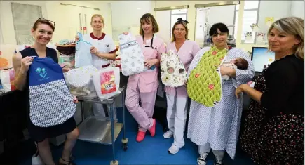  ?? (Photo Patrice Lapoirie) ?? De nouvelles gigoteuses fait main pour les bébés prématurés de l’hôpital de Cannes.