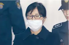  ??  ?? Choi Soon-sil conocida como la Rasputina fue condenada a 20 años de cárcel por corrupción en Corea del Sur, que le costó la presidenci­a a Park Geun-hye.