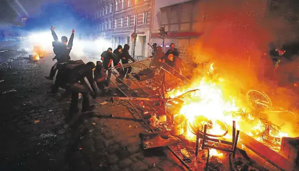  ?? Foto: Reuters ?? Hořící Hamburk Summit zemí G20, který v Hamburku začal v pátek a skončil v sobotu, provázelo po celou dobu násilí v ulicích. Zatčeno bylo na 200 lidí.