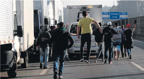  ?? HÉLVIO ROMERO/ESTADÃO ?? Sem acordo. Mesmo depois de concessões do governo, grevistas decidem manter as paralisaçõ­es nas rodovias do País