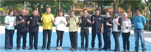  ??  ?? Ting (fourth left) and Misnan on his right join JPJ Miri staff and other guests in a photo-call at the new volleyball court.