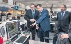  ??  ?? Tomás Roncero muestra su pequeño santuario a Rajoy.