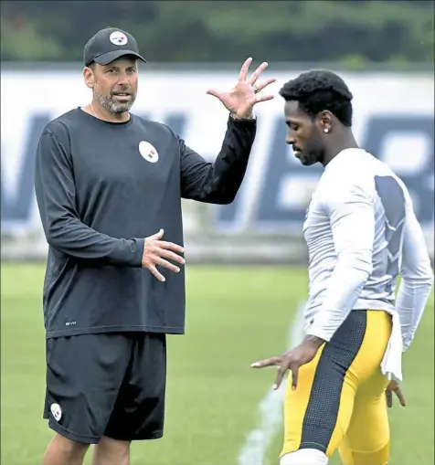  ?? Peter Diana/Post-Gazette ?? Steelers offensive coordinato­r Todd Haley talks with Antonio Brown at practice Friday on the South Side. Brown apologized Friday for his antics on the sideline Sunday against the Ravens, which included heated words for Haley.
