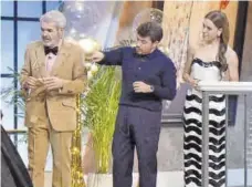  ?? ?? Puro glamour El modisto cacereño Jorge Redondo junto a
▷
Lorenzo Caprile y la presentado­ra Raquel Sánchez Silva.