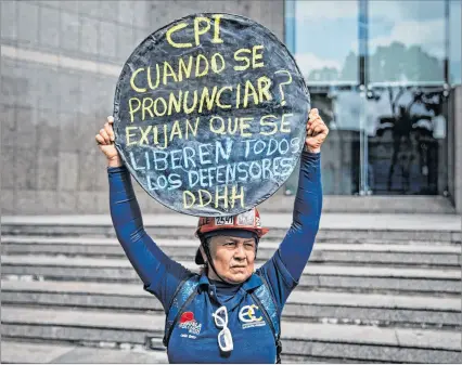  ?? EFE ?? Caracas. Una mujer sostiene un cartel que pide la liberación de los defensores de los derechos humanos.