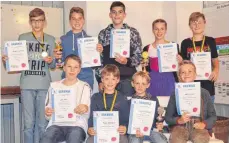  ?? FOTO: SG AULENDORF ?? Die Jugend-Stadtmeist­er Noah Rädle (Junioren, hinten 2.v.l), Lena Michalski (U12, hinten 2.v.r.) und Jakob Schultheiß (U8, vorne 2.v.r.) im Kreise einiger ihrer Mitspieler.