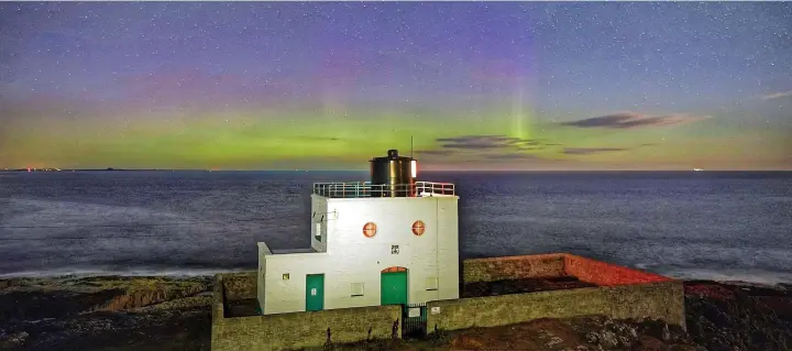  ?? ?? The aurora borealis over Bamburgh Lighthouse in Northumber­land