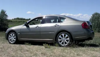  ?? ?? An Infiniti M35 from 15 years ago.