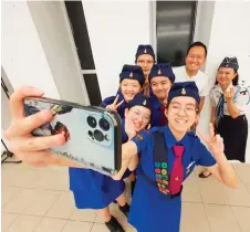  ?? ?? Kong joins a wefie with the participan­ts and instructor­s of the Girls Brigade’s ‘Young Leader’s Preliminar­y Training and Basic Officers’ Training’ in Kuching.