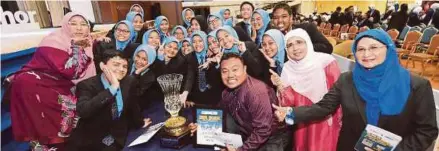  ??  ?? SMS Tengku Muhammad Faris Petra muncul juara dalam pertanding­an Choral Speaking 2019, sekali gus membawa pulang Piala Naib Canselor UMT, baru-baru ini.