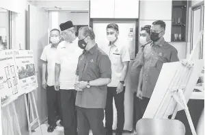  ??  ?? KEPRIHATIN­AN KERAJAAN: Muhyiddin melihat ruang dalam rumah di Residensi Razakmas2 pada majlis penyerahan kunci kepada pemilik residensi itu di Kuala Lumpur, semalam. Turut hadir Annuar (dua kiri).