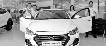  ??  ?? HSDM staff posing with the new Elantra.